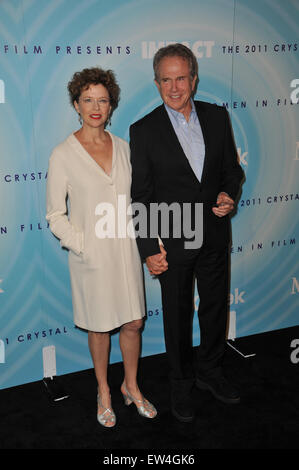 Los Angeles, CA - 16 juin 2011 : Annette Bening & mari Warren Beatty à la Women in Film Crystal  + Lucy Awards 2011 au Beverly Hilton Hotel. Banque D'Images