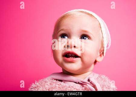 Portrait of a cute little girl (1 ans) sur une toile rose Oceanside en Californie. Banque D'Images