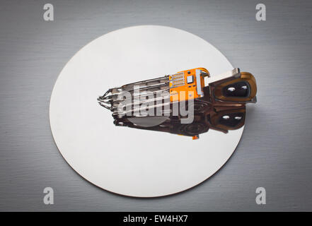 Les éléments internes d'un disque dur d'ordinateur - têtes de lecture-écriture, plateaux de disque, carte de circuit imprimé, aimants. Banque D'Images