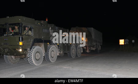 Salisbury, Wiltshire, Royaume-Uni. 18 Juin, 2015. GV montrant les camions endommagés après vingt soldats sont blessés dans la plaine de Salisbury lors d'un exercice d'entraînement près de Stonehenge 14 soldats blessés dans la plaine de Salisbury après collision avec deux véhicules militaires un accident impliquant deux véhicules militaires a eu lieu sur la plaine de Salisbury ce soir. Cinq personnes avec des blessures mortelles ont été transportés à l'Hôpital général de Southampton et huit personnes atteintes de blessures grave' à Salisbury, au sud-ouest Ambulance a dit. Crédit : Jason Kay/Alamy Live News Banque D'Images