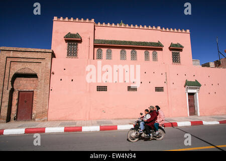 Trois sections locales sur une moto école a adopté un bâtiment coloré près du Palais Royal de Marrakech/Marrakech, Maroc, Afrique. © Banque D'Images