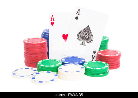 Deux as et beaucoup de jetons de poker on white with clipping path Banque D'Images