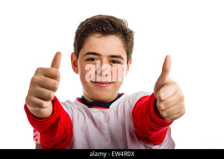 Un beau garçon caucasien fait signe de réussite, pouces vers le haut, avec les deux mains. Il porte une chemise blanche avec des manches longues rouge Banque D'Images