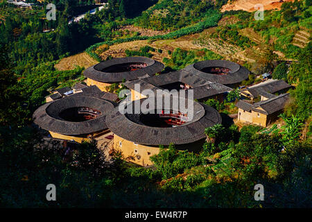 La Chine, la province de Fujian, Tian Luokeng Tulou, village maison de terre. bien connu comme la région des Tulou Hakka, dans le Fujian. En 2008, l'UNESCO Banque D'Images