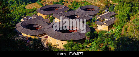 La Chine, la province de Fujian, Tian Luokeng Tulou, village maison de terre. bien connu comme la région des Tulou Hakka, dans le Fujian. En 2008, l'UNESCO Banque D'Images