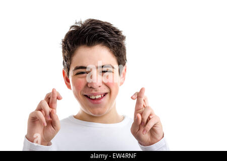 Amérique jeune garçon avec l'acné dans un livre blanc T-shirt smiles crossing doigts des deux mains comme geste superstitieux de chance Banque D'Images