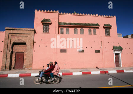 Trois sections locales sur une moto école a adopté un bâtiment coloré près du Palais Royal de Marrakech/Marrakech, Maroc, Afrique. © Banque D'Images