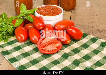 Bol de sauce tomate fraîche de pâte de tomates au basilic Banque D'Images