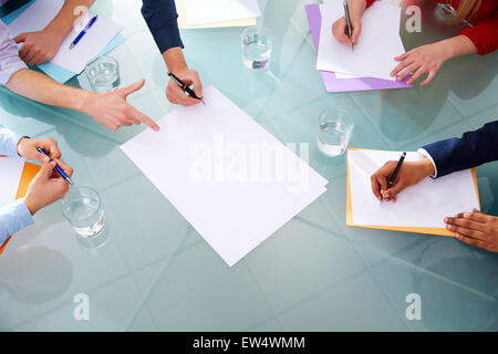 Antenne réunion d'affaires d'équipe vue tableau avec les mains un stylo et papier Office Banque D'Images