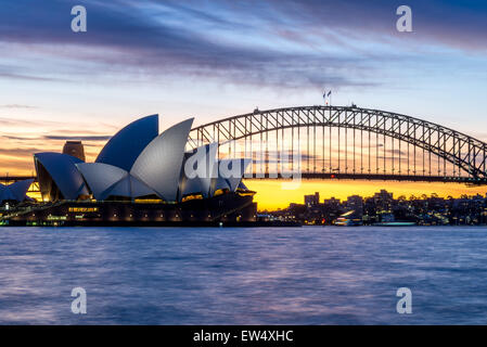 Opéra de Sydney et le pont au coucher du soleil Banque D'Images