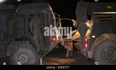 Salisbury, Wiltshire, Royaume-Uni. 18 Juin, 2015. GV montrant les camions endommagés après vingt soldats sont blessés dans la plaine de Salisbury lors d'un exercice d'entraînement près de Stonehenge 14 soldats blessés dans la plaine de Salisbury après collision avec deux véhicules militaires un accident impliquant deux véhicules militaires a eu lieu sur la plaine de Salisbury ce soir. Cinq personnes avec des blessures mortelles ont été transportés à l'Hôpital général de Southampton et huit personnes atteintes de blessures grave' à Salisbury, au sud-ouest Ambulance a dit. Crédit : Jason Kay/Alamy Live News Banque D'Images