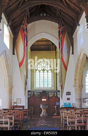 L'intérieur de l'église de Burnham Thorpe à la fenêtre vers l'ouest dans la région de North Norfolk, Angleterre, Royaume-Uni. Banque D'Images