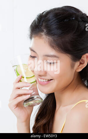 Jeune femme tenant un verre de limonade avec Smile Banque D'Images