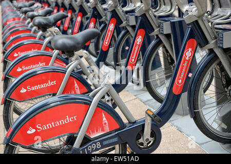 Santander Location de vélo Boris Vélos à une station d'accueil, Londres, Angleterre, Royaume-Uni. Banque D'Images