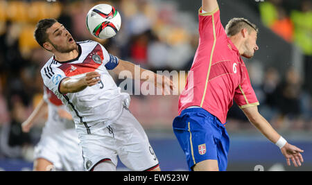 Prague, République tchèque. 17 Juin, 2015. L'Allemagne Kevin Volland (L) et Aleksandar Pantic de Serbie rivalisent pour la balle au cours de l'UEFA des moins de 21 championnats d'Europe groupe 2015 un match de football entre l'Allemagne et la Serbie au stade de Letna à Prague, République Tchèque Banque D'Images