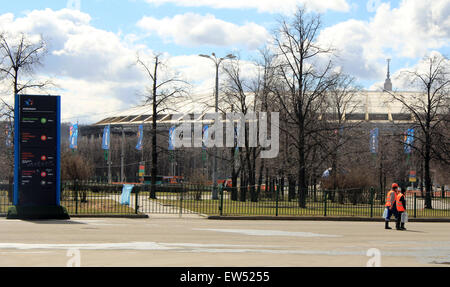 Moscou, Russie. 09 avr, 2015. Une vue sur le stade Luzhniki de Moscou, Russie, 09 avril 2015. Du stade Luzhniki de Moscou est est en cours de rénovation pour la Coupe du Monde FIFA 2018 pour le football en Russie. Photo : Thomas Koerbel/dpa/Alamy Live News Banque D'Images