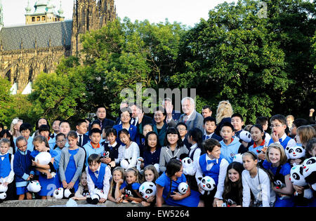 Prague, le Président tchèque Milos Zeman (R). 17 Juin, 2015. Le vice-Premier ministre chinois Liu Yandong (L), accompagné par le président tchèque Milos Zeman (R), posent pour des photos avec les enfants chinois et de la République tchèque à Prague, le 17 juin 2015. © Qian Yi/Xinhua/Alamy Live News Banque D'Images