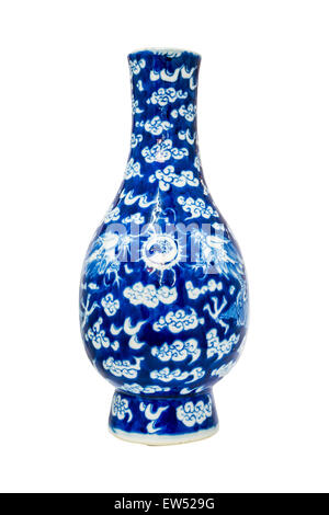 Antiques chinois vase bleu et blanc, de qualité musée sur support en bois, isoler sur fond blanc Banque D'Images