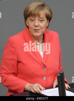 Berlin, Allemagne. 18 Juin, 2015. La chancelière allemande Angela Merkel propose une déclaration du gouvernement sur la Grèce au Bundestag allemand à Berlin, Allemagne, 18 juin 2015. Photo : WOLFGANG KUMM/dpa/Alamy Live News Banque D'Images