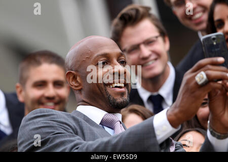 Milan, Italie. 18 Juin, 2015. Alonzo Mourning, ex-champion de basket NBA faire un conduit en selfies la délégation présidentielle à Milan Expo 2015 le jeudi 18 juin 2015, à Milan Photo : Andrea Spinelli/Alamy Live News Banque D'Images