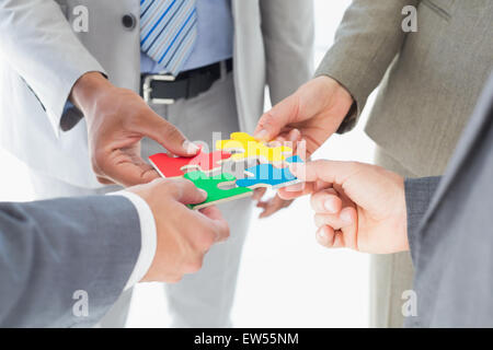 Des collègues d'affaires holding morceau de puzzle Banque D'Images