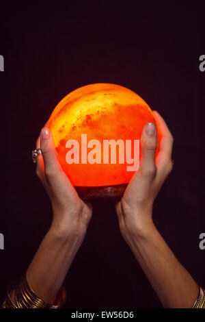 Fortune Teller holding crystal ball Banque D'Images