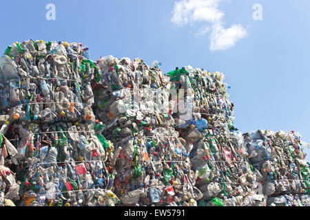 Pile de bouteilles en plastique pour recyclage contre le ciel bleu Banque D'Images