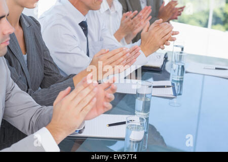 L'équipe d'applaudir pendant la conférence Banque D'Images