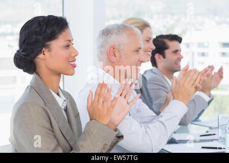 L'équipe d'applaudir pendant la conférence Banque D'Images