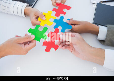 Des collègues d'affaires holding morceau de puzzle Banque D'Images