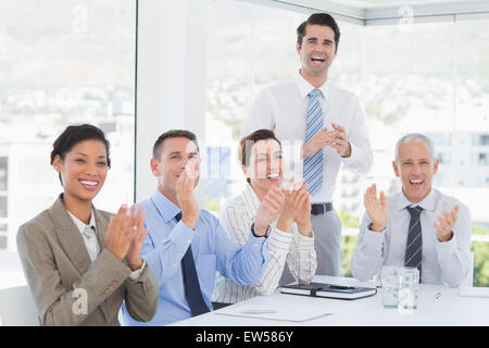 L'équipe d'applaudir pendant la conférence Banque D'Images