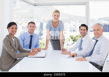 Business team smiling at camera Banque D'Images