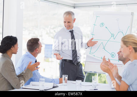 Businessman expliquant le graphique sur le tableau blanc Banque D'Images