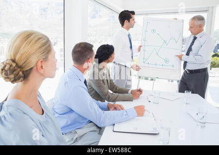 Businessman expliquant le graphique sur le tableau blanc Banque D'Images