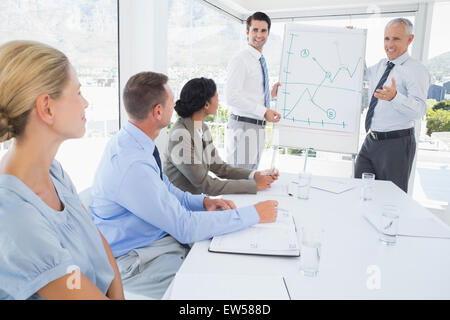 Businessman expliquant le graphique sur le tableau blanc Banque D'Images