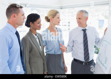 Businessman expliquant le graphique sur le tableau blanc Banque D'Images
