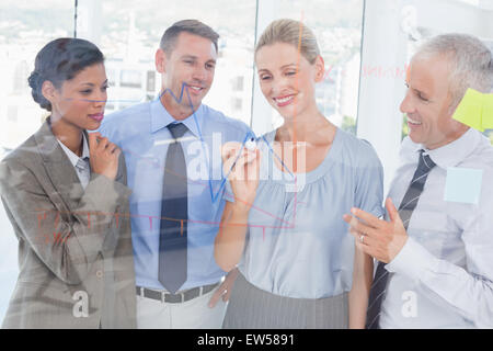 Businesswoman drawing graphique sur la vitre Banque D'Images