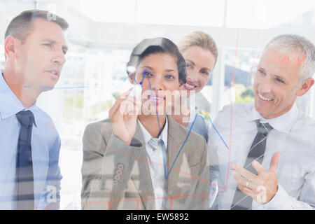 Businesswoman drawing graphique sur la vitre Banque D'Images