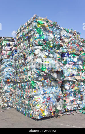 Pile de bouteilles en plastique pour recyclage contre le ciel bleu Banque D'Images