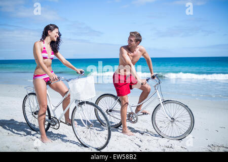 Couple heureux de partir en balade à vélo Banque D'Images