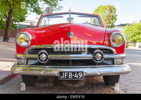 Helsinki, Finlande - le 13 juin 2015 : old red Ford Custom Deluxe Tudor voiture est garée sur le bord de la route. Modification de l'année 1951 Banque D'Images