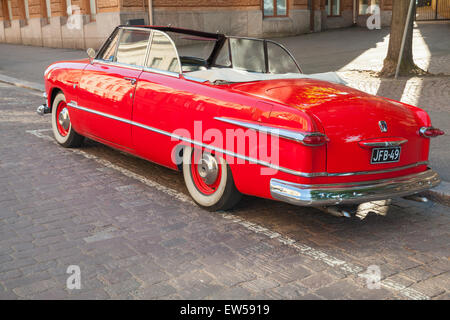 Helsinki, Finlande - le 13 juin 2015 : old red Ford Custom Deluxe Tudor voiture est garée sur le bord de la route. Modification de l'année 1951 Banque D'Images