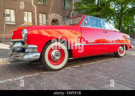 Helsinki, Finlande - le 13 juin 2015 : old red Ford Custom Deluxe Tudor voiture est garée sur le bord de la route. Modification de l'année 1951 Banque D'Images
