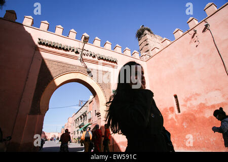 Les murs à l'intérieur de la Médina Bab Agnaou, à côté de l'une des 19 portes de Marrakech. La Porte Bab Agnaou (porte) à l'entrée donne Banque D'Images