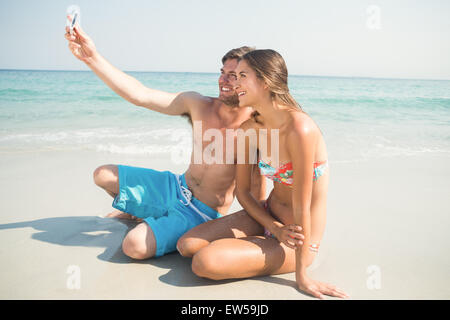 Heureux couple taking selfies Banque D'Images