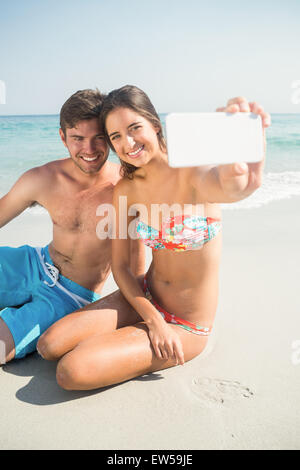 Heureux couple taking selfies Banque D'Images