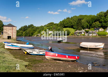 Bateaux sur la rivière à Lerryn à marée basse au milieu de Cornwall Banque D'Images