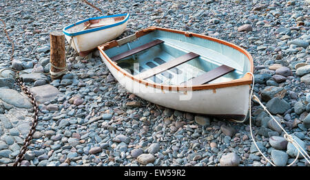 Barques sur une plage de galets Banque D'Images