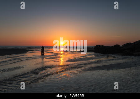 Beau coucher du soleil à Broad Oak beach, sur la côte de Cornwall Banque D'Images