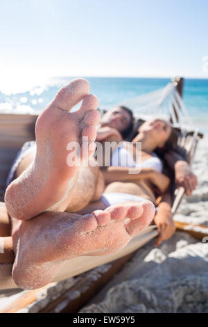 Couple heureux ensemble, la sieste dans le hamac Banque D'Images